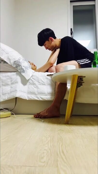 Tranh thủ nhà ko có ai, Bóp Vú Mò lồn con bạn thân ngủ say lút cán djt tê lồn rên rỉ